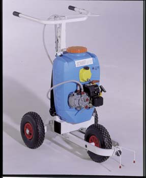 Carrello segnacampo a spruzzo motore per tracciature a spruzzo con vernice ecologica. Telaio in acciaio verniciato epoxi. Serbatoio a pressione con pompa manuale e manometro, da lt. 18. Carrello segnacampo a spruzzo motore per tracciature a spruzzo con vernice ecologica. Telaio in acciaio verniciato epoxi. Serbatoio a pressione con pompa manuale e manometro, da lt. 18.